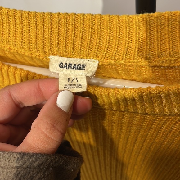 Yellow sweater - Picture 2 of 4